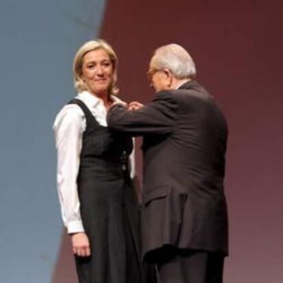 El presidente saliente del Frente Nacional (FN), Jean-Marie Le Pen, junto a su hija, Marine Le Pen.