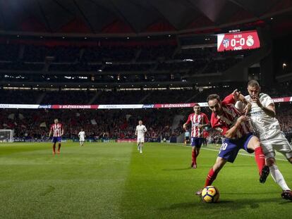 Benzema lucha con Juanfran por un bal&oacute;n.