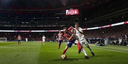 Benzema lucha con Juanfran por un bal&oacute;n.
