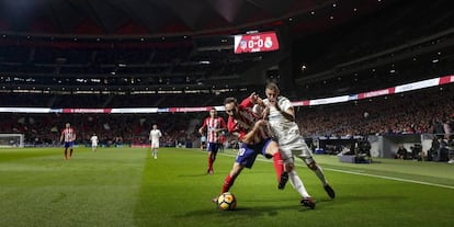 Benzema lucha con Juanfran por un balón.