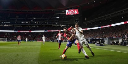 Benzema lucha con Juanfran por un bal&oacute;n.