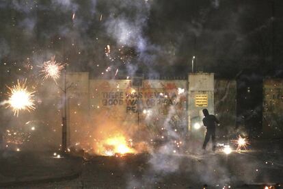 Explosión de fuegos artificiales en los enfrentamientos entre nacionalistas y unionistas en Belfast, el pasado miércoles.