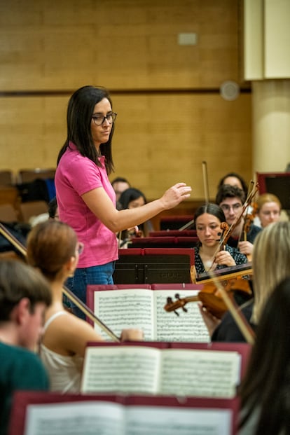 La alumna Verónica Sánchez dirige la orquesta.