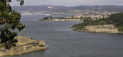 Entrada a la ría de Ferrol con los castillos de San Felipe y La Palma.
