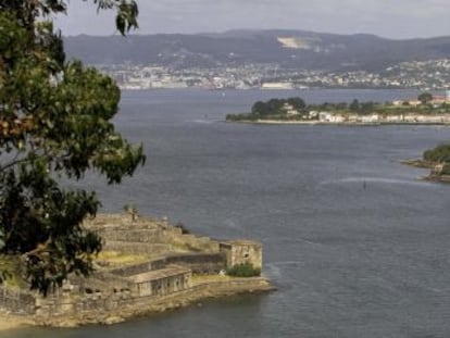 Entrada a la r&iacute;a de Ferrol con los castillos de San Felipe y La Palma.