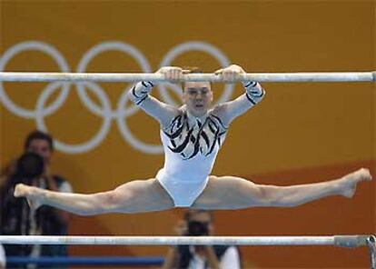 Elena Gómez, durante su ejercicio en las barras asimétricas.