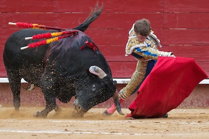 Borja Jiménez, en un muletazo por bajo durante la faena a su primer toro.