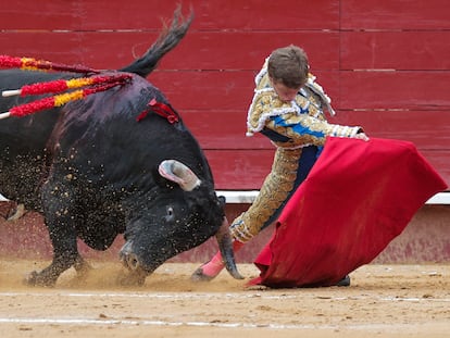 Borja Jiménez, en un muletazo por bajo durante la faena a su primer toro.