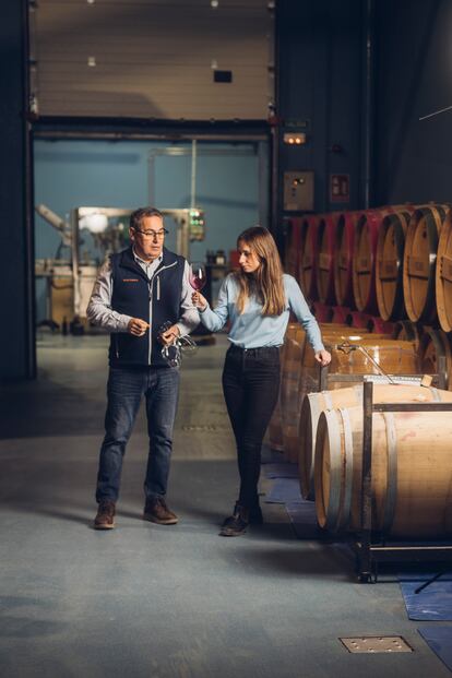 Celia Vizcarra, con su padre, Juan Carlos Vizcarra. Gracias a su dominio del inglés, le está dando ya el relevo en muchos viajes.