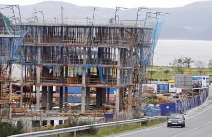 Obras de construcción de los bloques de la urbanización Illas Atlánticas, en Sanxenxo (Pontevedra), frente a la playa de Portonovo, en unos terrenos rústicos recalificados y vendidos por el alcalde de la localidad, Telmo Martín. La imagen es del 11 de diciembre de 2006.