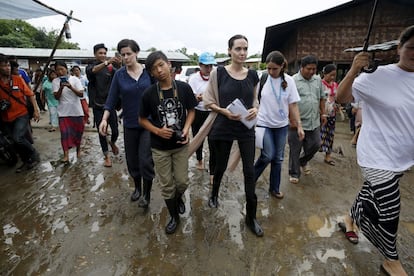 Angelina Jolie y, a su derecha, su hijo Maddox, durante su viaje a Myanmar el pasado mes de julio.