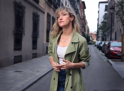 La actriz Abril Zamora, el 8 de mayo en una calle frente al Teatro María Guerrero en Madrid.