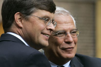 El primer ministro holandés, Jan Peter Balkenende (izquierda), junto a Josep Borrell, ayer en La Haya.