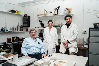 Desde la izquierda, el director el Museo Olavide, Pablo Lázaro Ochaita, la conservadora y restauradora , Amaya Maruri, y el coordinador y resturador, David Aranda, Museo Olavide (Madrid)