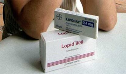 Envases de los medicamentos anticolesterol Lipobay y Lopid.