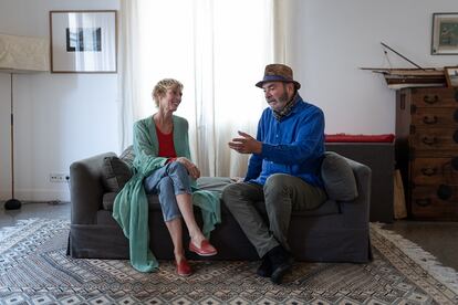 Los escritores de viajes Patricia Almarcegui y Jordi Esteva durante la conversación.