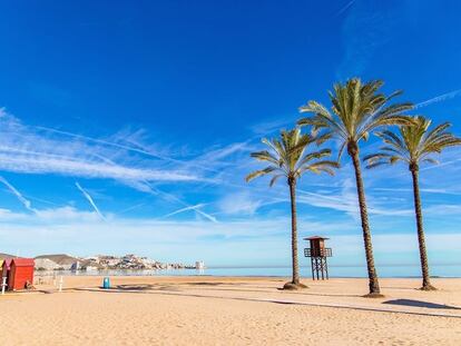 Vista de la playa del Racó de Cullera, uno de los 153 arenales que ha conseguido una Bandera Azul este año en la Comunidad Valenciana.