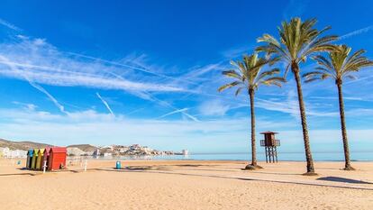 Vista de la playa del Racó de Cullera, uno de los 153 arenales que ha conseguido una Bandera Azul este año en la Comunidad Valenciana.