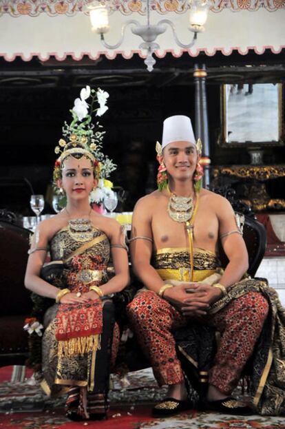 Los recién casados, la princesa Nurastuti Wijareni y el príncipe Prince Achmad Ubaidillah, posen con sus trajes tradicionales durante la ceremonia de su boda en el palacio del sultán en Yogyakarta, en la isla de Java, el martes. Más de 2.000 personas estuvieron invitadas a la ceremonia en palacio.