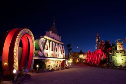 El Neon Museum (www.neonmuseum.org) es una galería al aire libre donde se puede contemplar algunos insustituibles rótulos de neón ya retirados; el arte genuino de Las Vegas. Al caer la noche (cuando se encienden los neones), se puede descubrir la sección gratuita e independiente del museo. En las galerías se exponen viejos rótulos restaurados, como una lámpara maravillosa, una brillante copa de Martini y marquesinas de moteles de los años cuarenta. El mayor conjunto se concentra en 3rd St, sin salida, al norte de Fremont St.