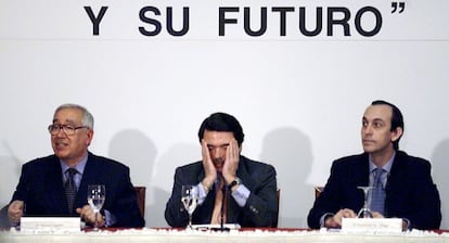 Rodr&iacute;guez Ponga, a la derecha, con Aznar y Manuel Lagares, en 2000.
