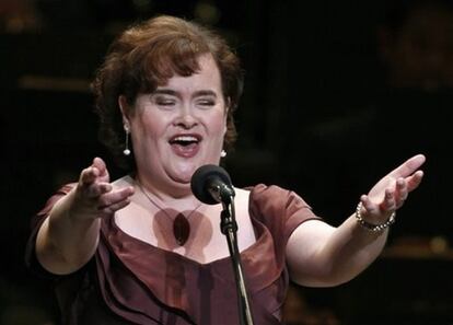 El éxito ha invadido su vida desde que decidió presentarse a un programa de talentos y todo ha cambiado. Menos su virginidad. A los 49 años ya cumplidos, Susan Boyle reconoce que sigue sin conocer varón en el sentido bíblico, pero que sigue esperando que aparezca el hombre de su vida. "Todavía lo busco. Algún día aparecerá mi príncipe", asegura, a pesar de que reconoce que está viviendo el mejor momento de su vida. "Nunca he estado mejor. Todo brilla para mí en este momento", declara la cantante, que ya se está empezando a acostumbrar a que la reconozcan por la calle. Y cómo no, si asegura que aún coge el autobús.