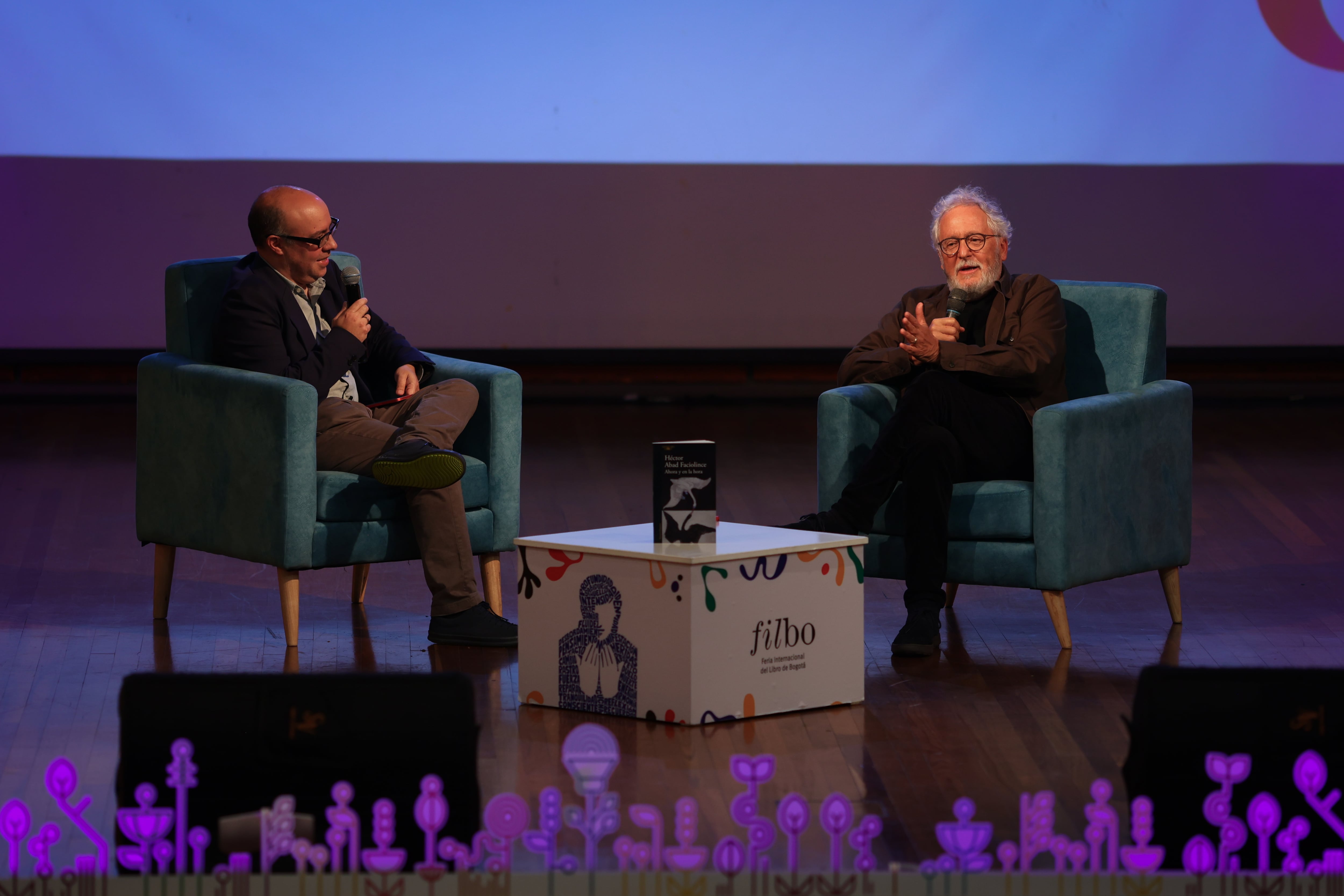 Héctor Abad Faciolince en conversación con el periodista Ricardo Silva en la FILBO.