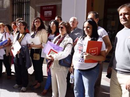 Representantes de varios colectivos presentando una queja al S&iacute;ndic. 