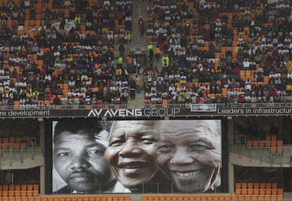 Imágenes de Nelson Mandela en una pantalla durante el funeral.