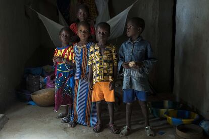 Parte de los niños de Fatoumatou Diarra posan para un retrato en el interior de su casa en la aldea de Guihoyo. Algunos de ellos fueron sometidos a pruebas de malaria y malnutrición antes de recibir CPS y alimentos listos para ingerir. 