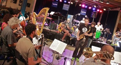 Ernesto Aurignac, en el centro, en un ensayo con su orquesta.