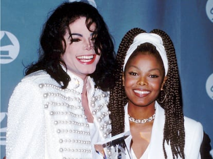 Janet Jackson junto a su hermano, Michael Jackson, el 26 de febrero de 1993, durante la 35ª edición de los Grammy en Los Ángeles (California).