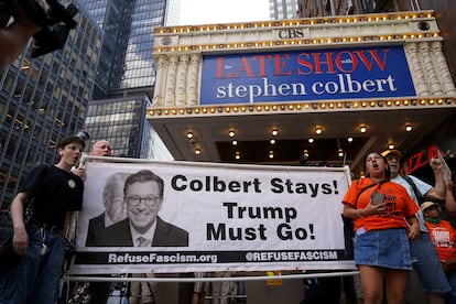 Protesta este lunes ante los cuarteles de la CBS en Nueva York, tras el anuncio de que Stephen Colbert no continuará en la cadena el año que viene.