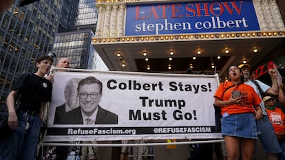 Protesta este lunes ante los cuarteles de la CBS en Nueva York, tras el anuncio de que Stephen Colbert no continuará en la cadena el año que viene.