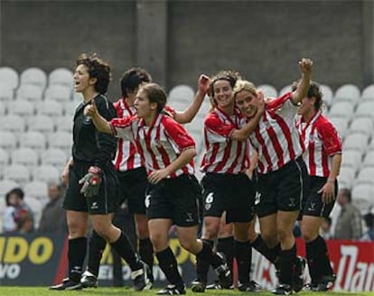 Las jugadoras del Athletic celebran uno de los cinco goles logrados ante el Puebla.