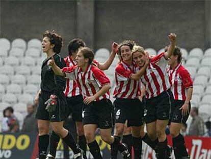 Las jugadoras del Athletic celebran uno de los cinco goles logrados ante el Puebla.