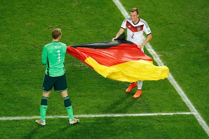 O goleiro Manuel Neuer e o zagueiro Kevin Grosskreutz agitam a bandeira da Alemanha. 