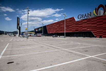 L'aparcament del centre comercial Gran Jonquera, un dels comerços afectats per la caiguda del trànsit fronterer.