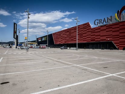 L'aparcament del centre comercial Gran Jonquera, un dels comerços afectats per la caiguda del trànsit fronterer.