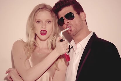 Elle Evans y Robin Thicke en el vídeo de 'Blurred Lines'.