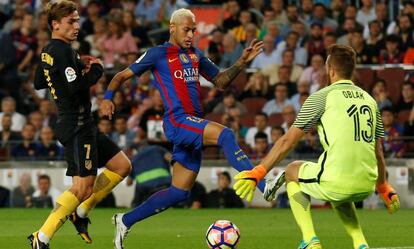 Neymar en una de las jugadas durante el partido entre el F&uacute;tbol Club Barcelona y el Club Atl&eacute;tico de Madrid del pasado mi&eacute;rcoles.