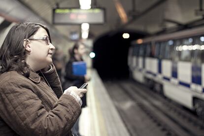 8.43. Estefanía Martínez espera el metro que la llevará a su lugar de trabajo.