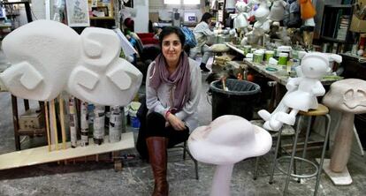 Marisa Falcó, en su taller fallero en el barrio del Carmen de Valencia.