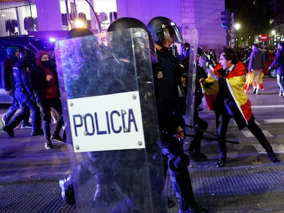 A demonstrator confronts riot police during a protest after Spain's socialists reached a deal with the Catalan separatist Junts party for government support, which includes amnesties for people involved with Catalonia's failed 2017 independence bid, in Madrid, Spain November 17, 2023. REUTERS/Juan Medina