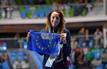Elisa di Francisca muestra la bandera de la Uni&oacute;n Europea en el podio. 