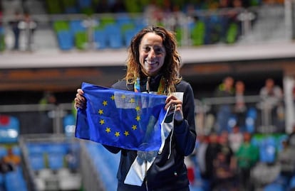 Elisa di Francisca muestra la bandera de la Unión Europea en el podio.