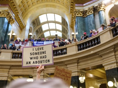 Partidarios del derecho al aborto se manifiestan en la rotonda del Capitolio en Madison, Wisconsin, el 22 de enero de 2022.