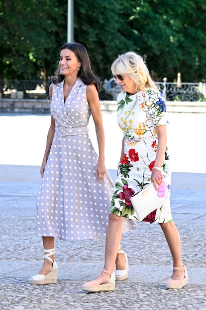 Para hacer de anfitriona de Jill Biden en La Granja of San Ildefonso en 2022, Letizia llevó un vestido de topos de la diseñadora murciana Laura Bernal, que combinó con sus inseparables alpargatas de cuña.