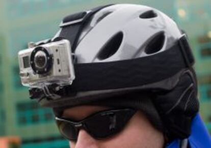 Un ciclista con una cámara GoPro enganchada a su casco.