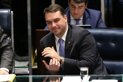 O senador Flávio Bolsonaro durante sessão que aprovou MP que autoriza a participação de até 100% de capital estrangeiro em companhias aéreas brasileiras.